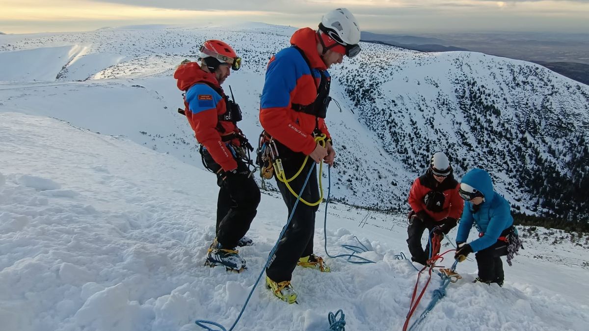 Turisté, kteří se zřítili z vrcholu Sněžky, padali skoro kilometr